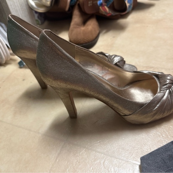 Antonio Melani size 9 gold heels 3 1/2” dry good condition - Picture 2 of 8